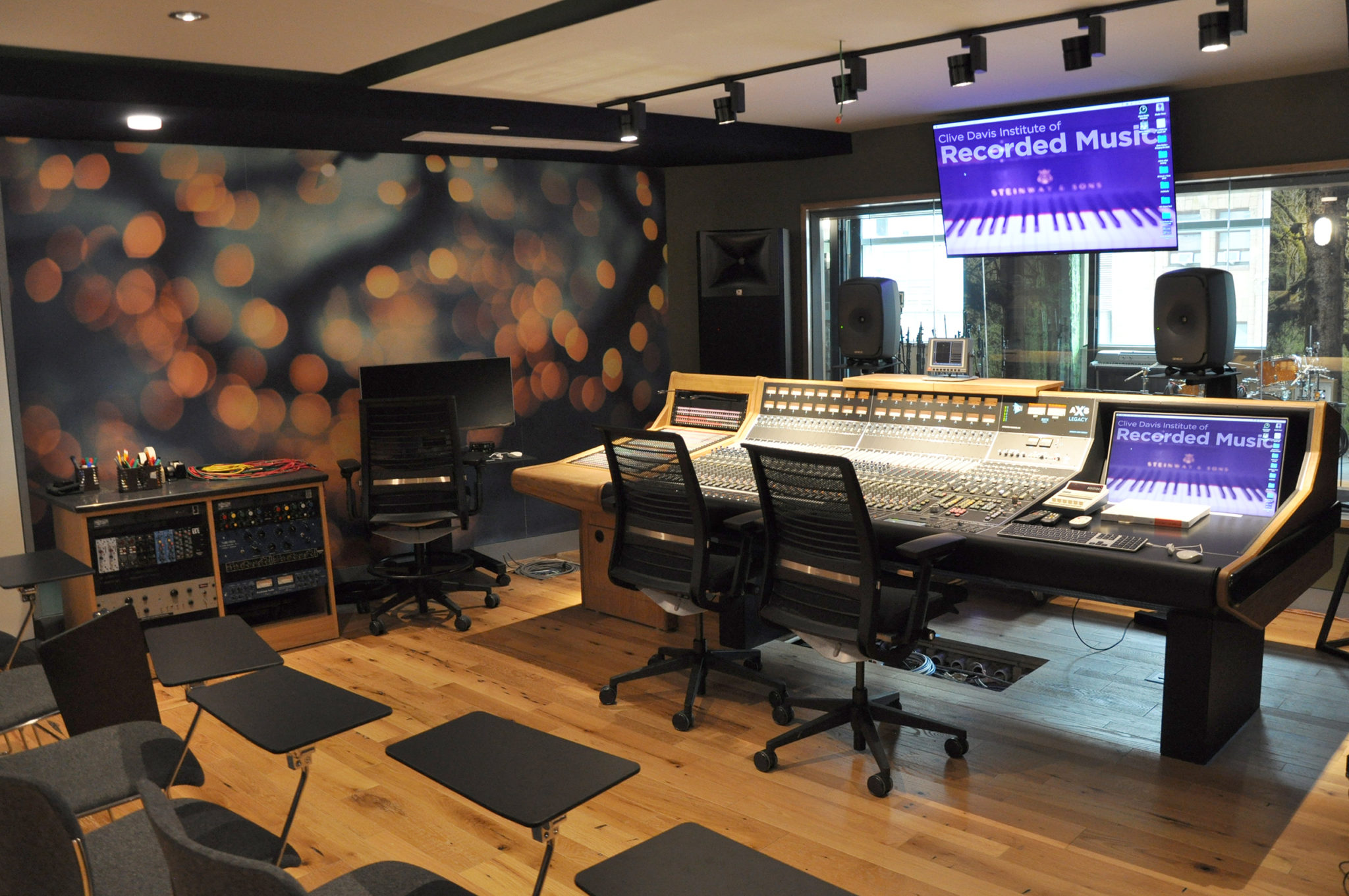 2 P18 R NYU DSC 1417 Nature Studio 2500 2048x1361